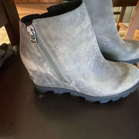 Sorel Gray Ankle Booties with Side Zipper - Picture 1 of 6